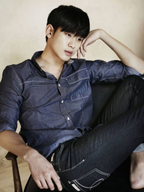 When did Kim Soo Hyun enter the show business world?