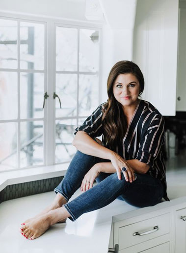 Is this fashion star Alexandra Daddario or Tiffani Thiessen?