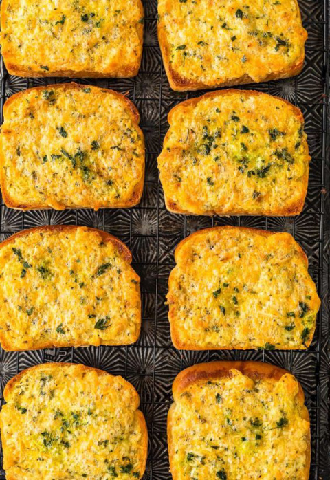 Which country's preferred breakfast is Cheesy Toast ?