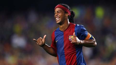 What football team does Ronaldinho play for?