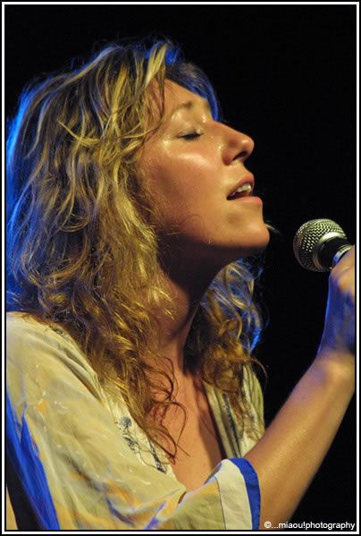 She is a Canadian-American folk-rock singer-songwriter.Can you name her?