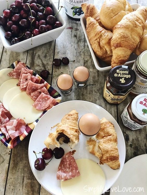 Which country's preferred breakfast is Mixture of Cold Meats and Local Cheese ?