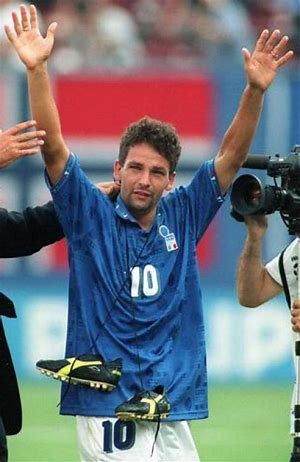 When did Roberto Baggio officially announce his retirement?