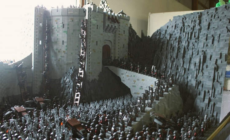 Lego Helms Deep: The Lord Of The Rings The Two Towers
